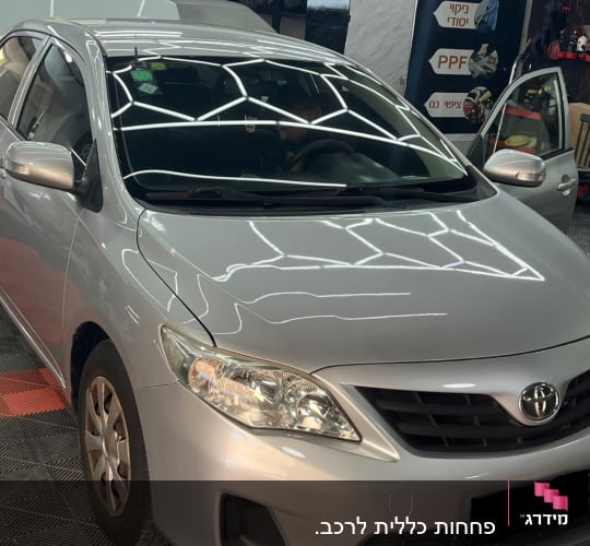 רכב כסוף בחלל עבודה עם תאורה חזקה